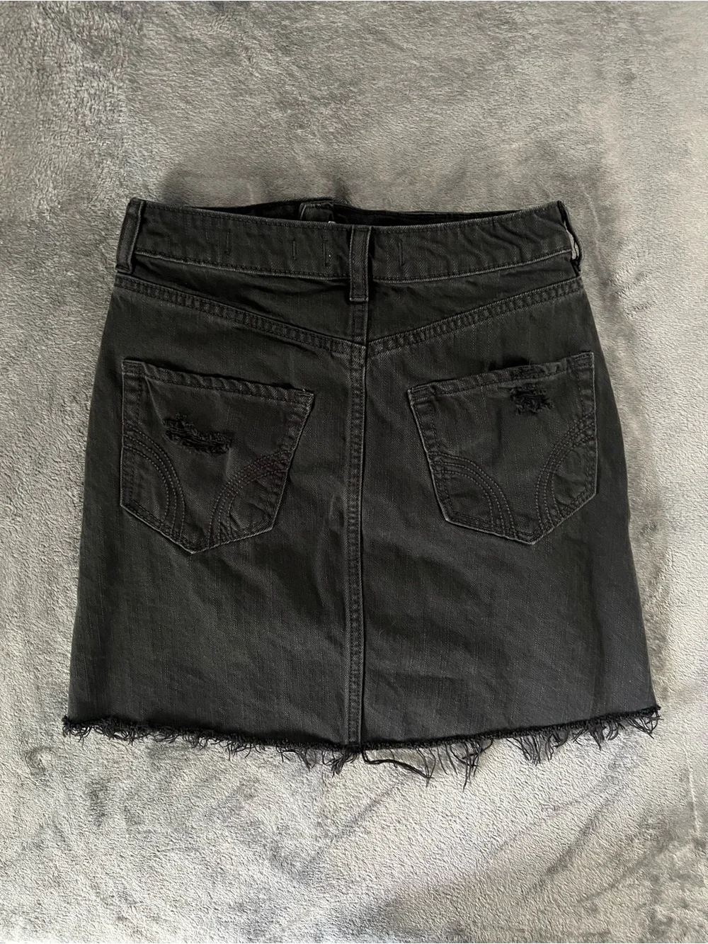 Hollister Women’s Ultra High-Rise Black Distressed Denim Skirt (3)